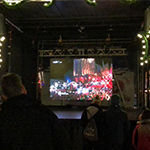 TV auf LED-Wand auf dem Weihnachtsmarkt